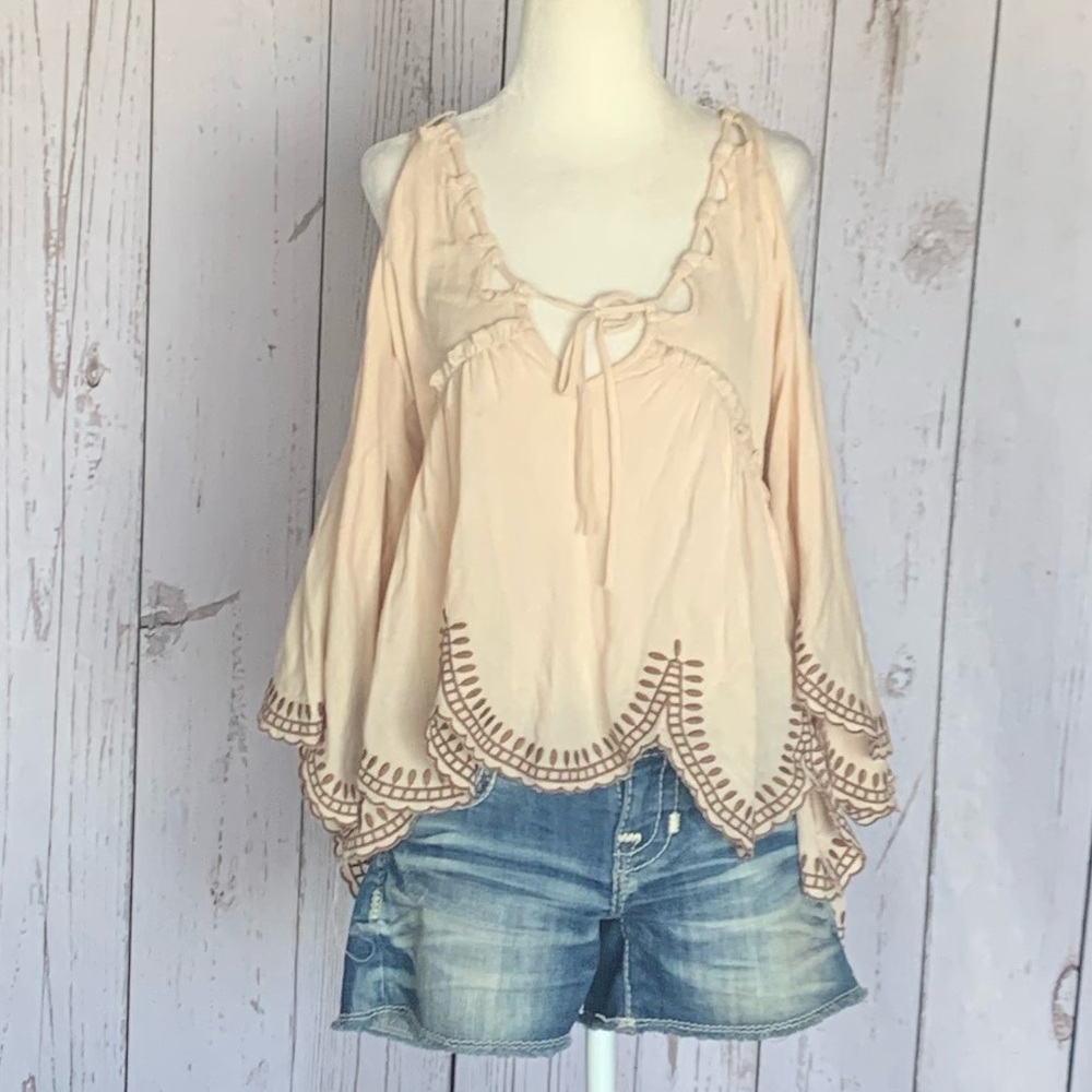 Women’s Gimmicks by BKE Cold-Shoulder Top